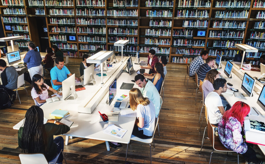 étudiants dans une bibliothèque