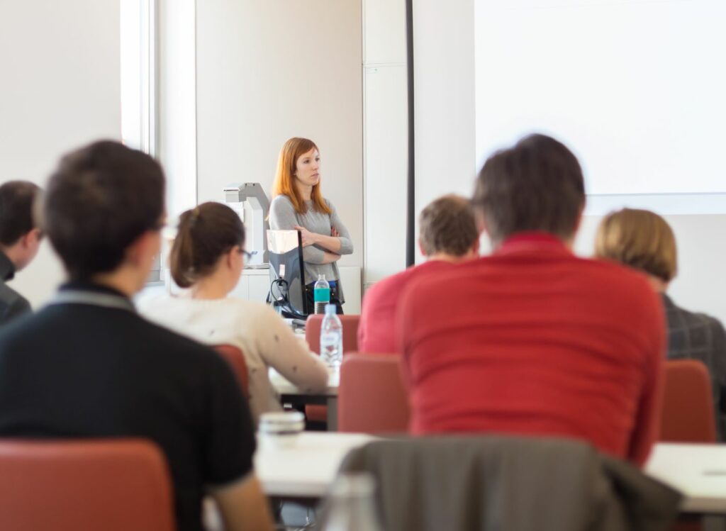 étudiants dans une salle de classe en thèse